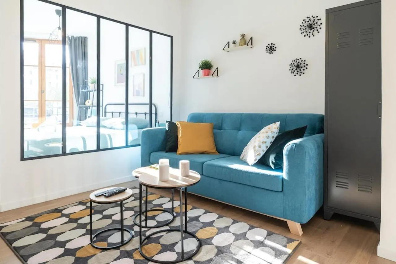 The Tanneurs - Charming 6-Person Apartment - Steps From Valmy Metro Lyon
