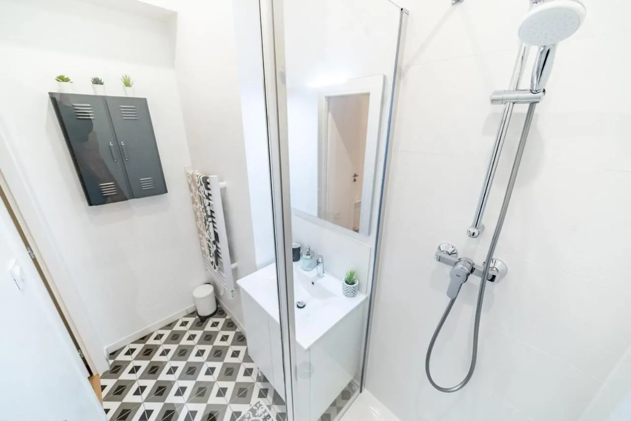 The Tanneurs - Charming 6-Person Apartment - Steps From Valmy Metro Lyon 0*,